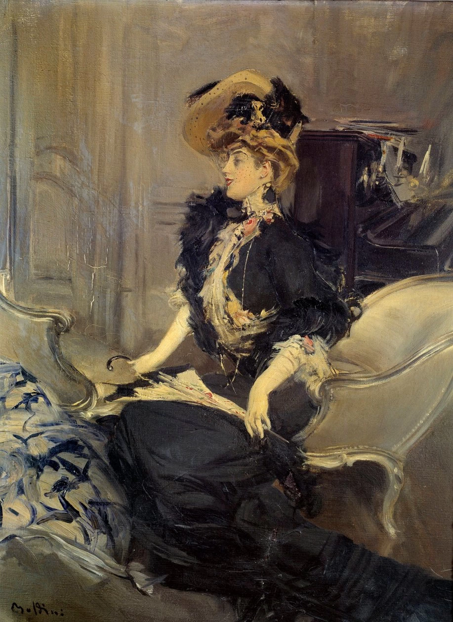 Giovane donna elegante in abito da sera